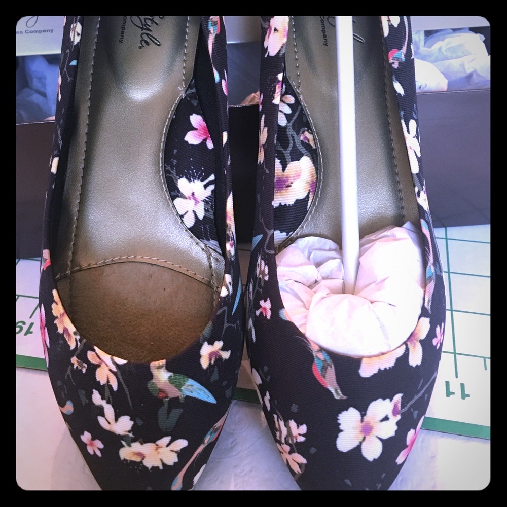 NIB Soft Style Shoes by Hushpuppy size 6 EW